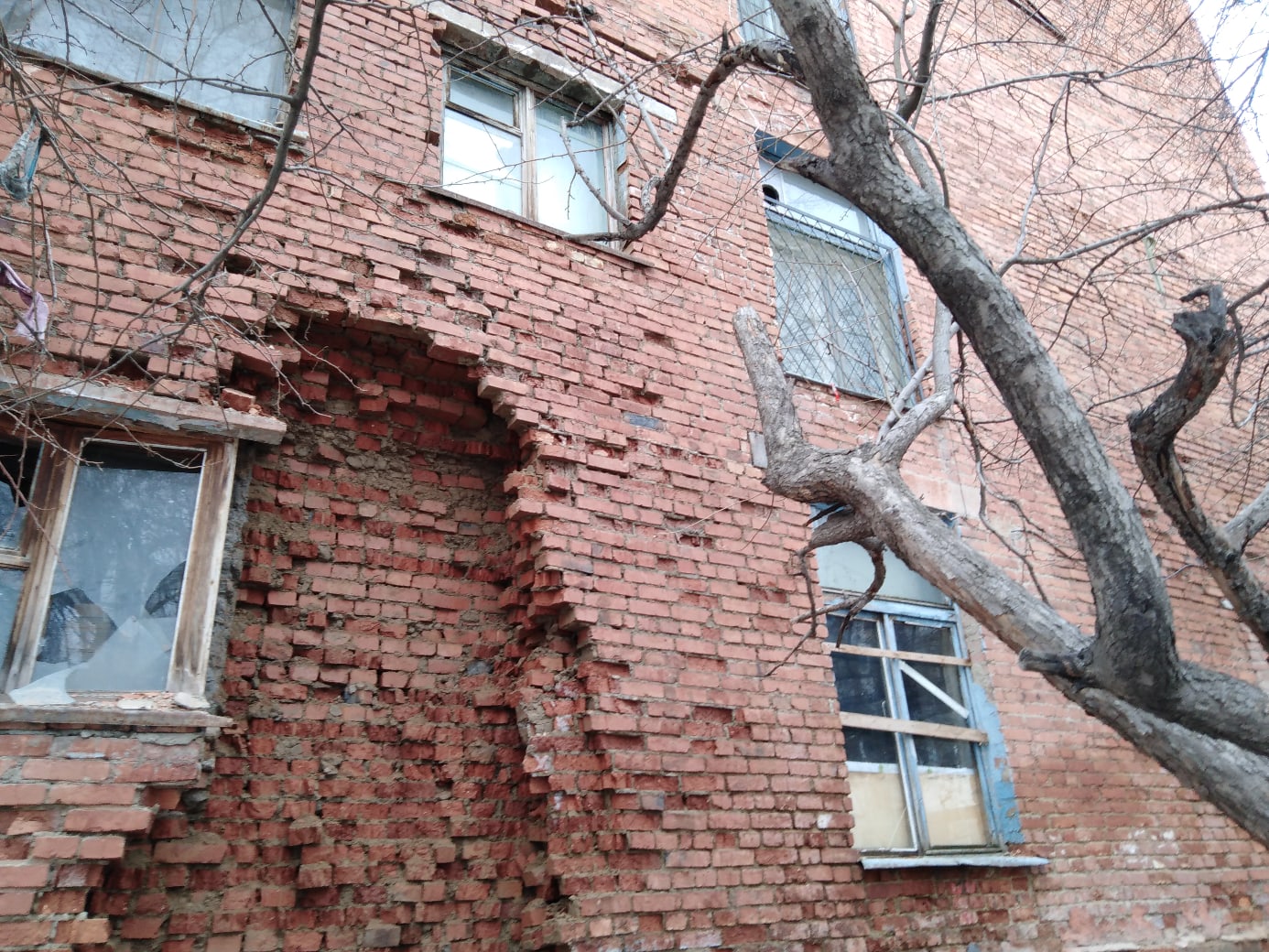 В Омске рухнула стена жилого пятиэтажного дома | 17.03.2020 | Омск -  БезФормата