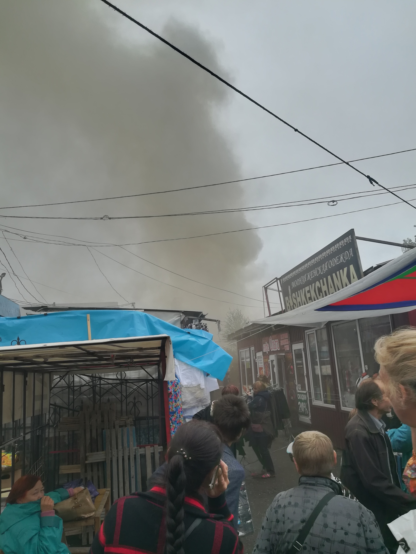 На Ленинском рынке в Омске горит торговый павильон (видео) | 20.08.2018 |  Омск - БезФормата