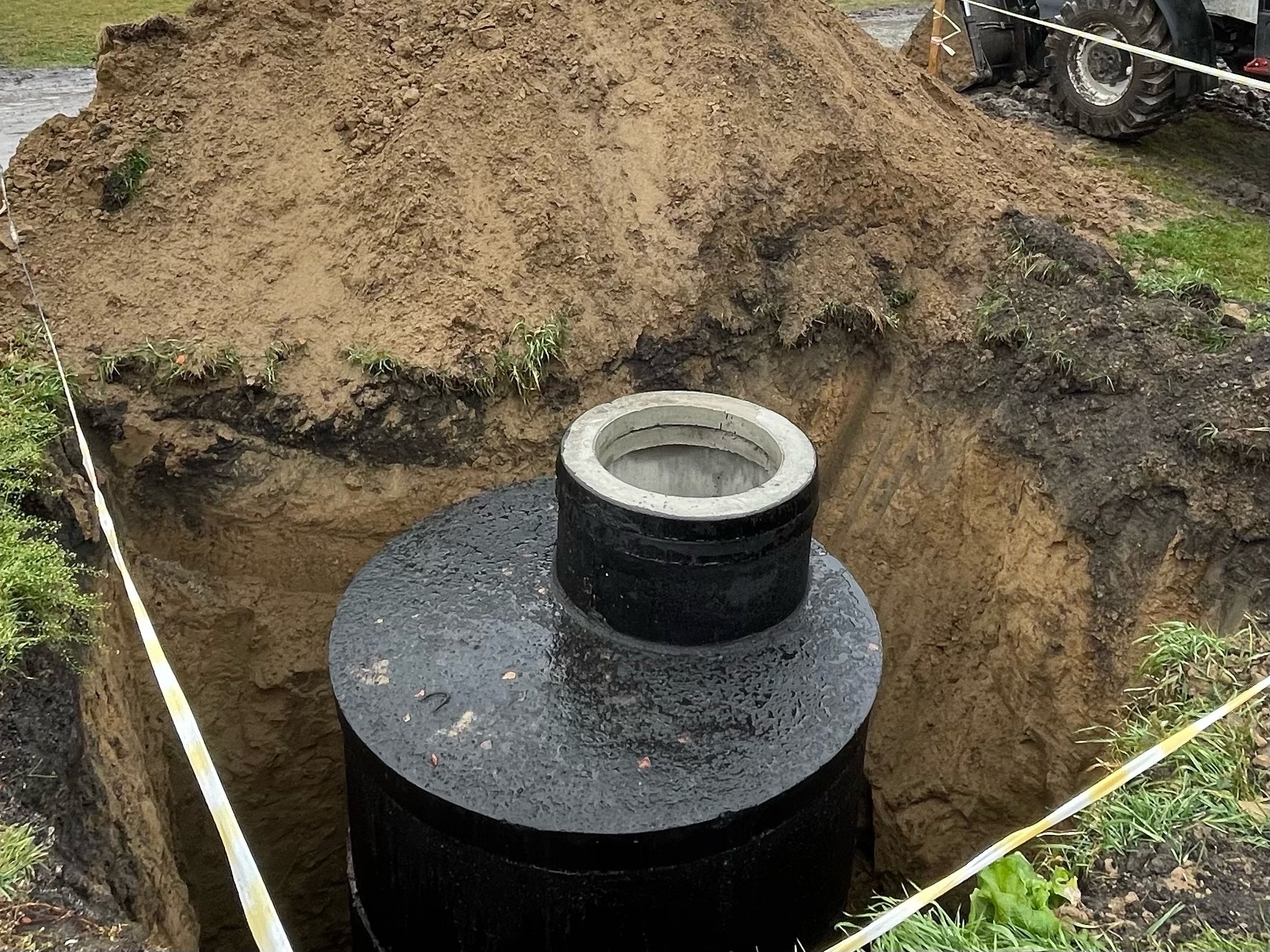 Омский Водоканал. Водоснабжение Омск. Ковер чугунный водопроводный. Трасса водоснабжения.