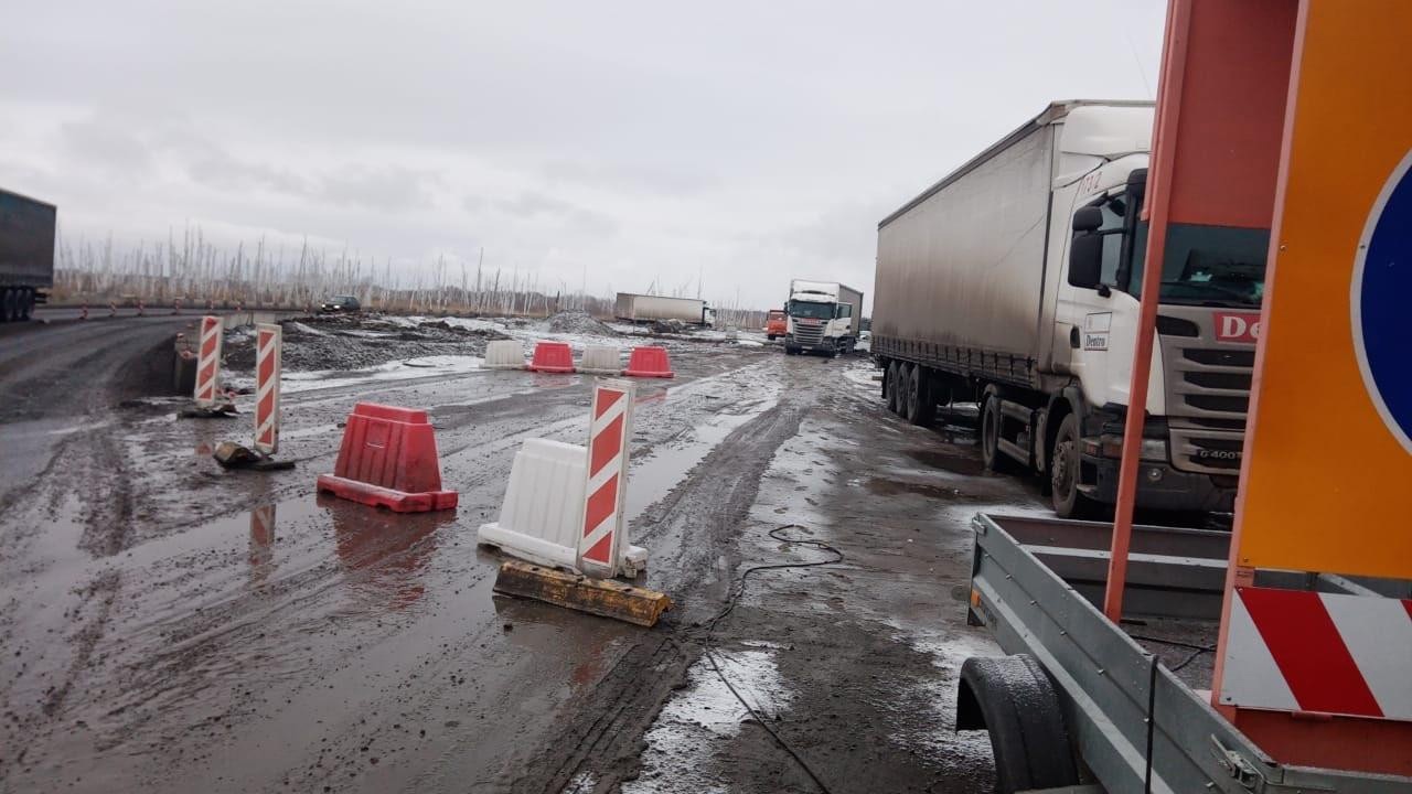 Знаки, сигнализацию, ограждения приехали ставить уже после ДТП» — близкие  омского водителя фуры, погибшего на ремонтном участке «трассы смерти»