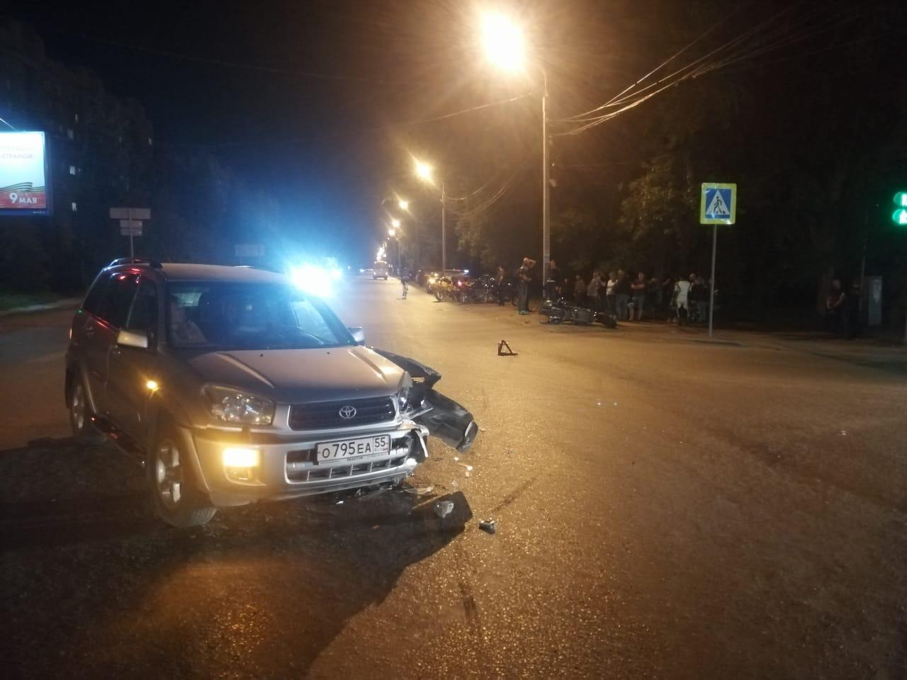 Омичка сбила пару влюбленных на мотоцикле