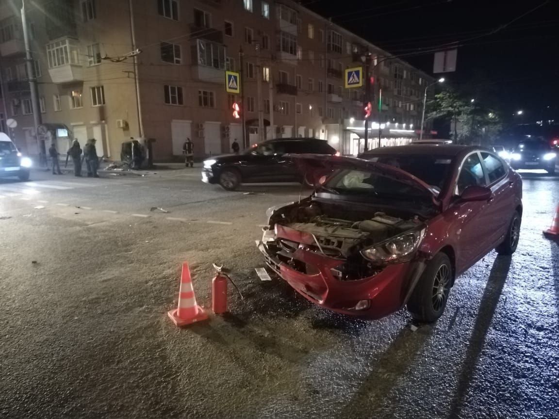 В Омске у Ленинградского моста жесткая авария с переворотом (Видео)