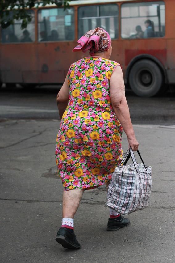 Бабушки раком в юбках