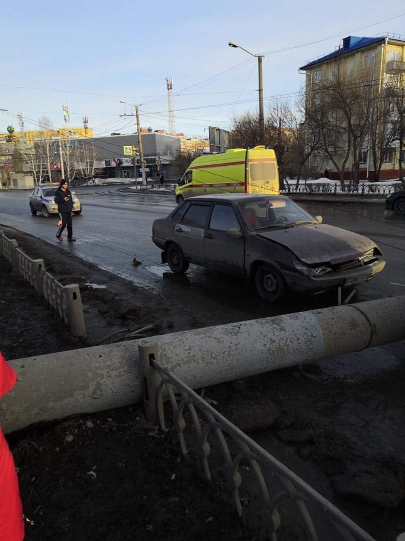 В Омске столб рухнул прямо на проезжую часть и чудом не придавил  проезжающие автомобили (ФОТО)