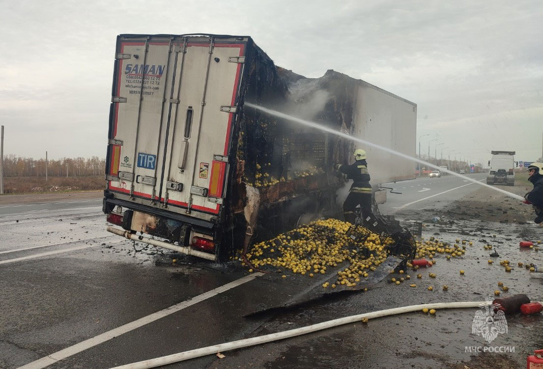 В Омске в результате тройного ДТП опрокинулась «Газель» с хлебом — груз  высыпался на дорогу (Видео) | 11.10.2023 | Омск - БезФормата