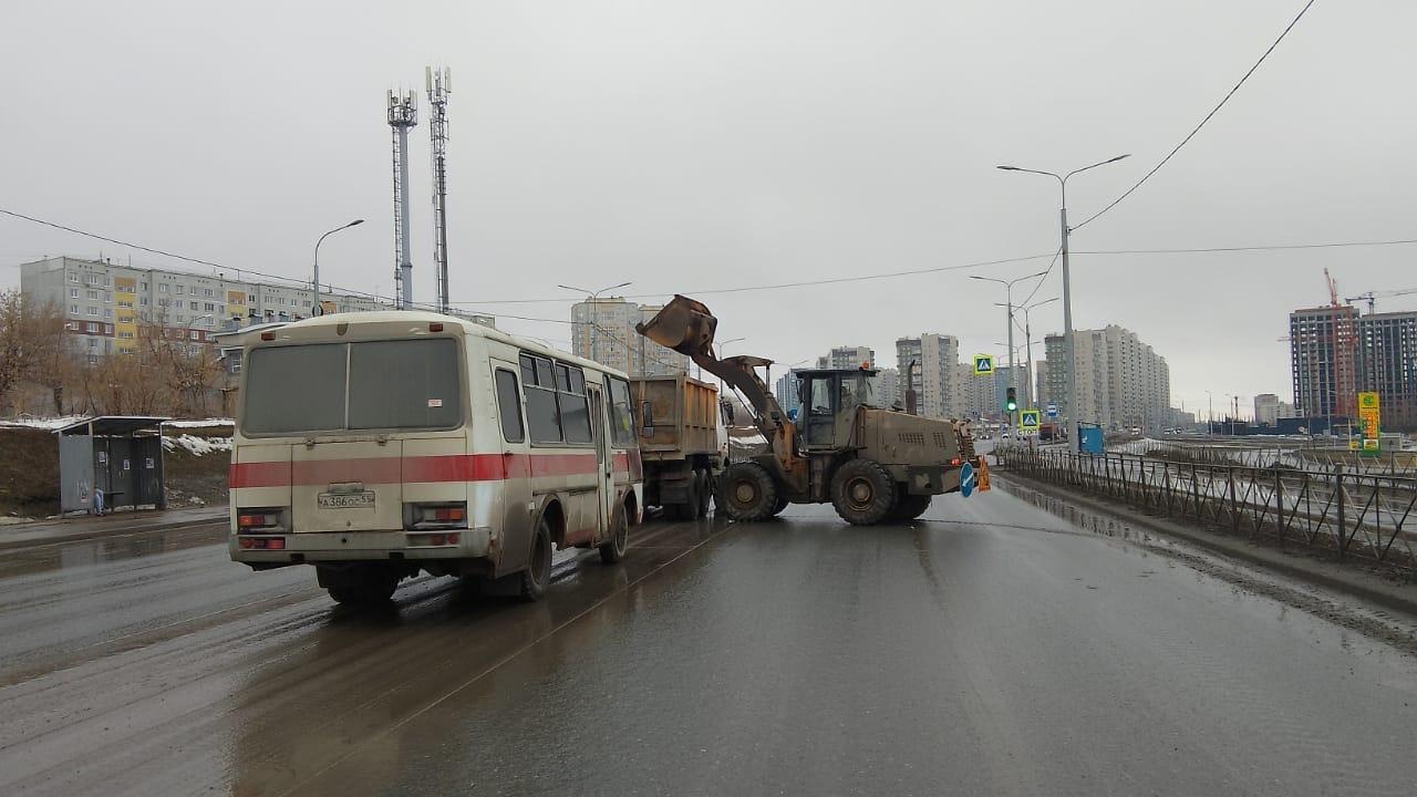 Омские дорожники ежедневно откачивают около тысячи кубометров талой воды