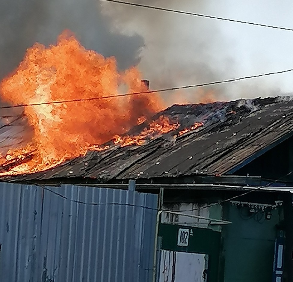 В Омске около 40 пожарных три часа тушили крупный пожар на Северных (Фото)  | 16.07.2020 | Омск - БезФормата