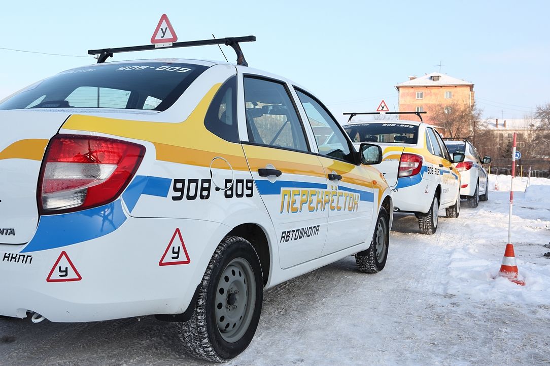 Автошкола перекресток. Автошкола перекресток Омск. Автошкола перекресток машины. Автошкола перекресток Омск машины. Директор автошколы перекресток Омск.