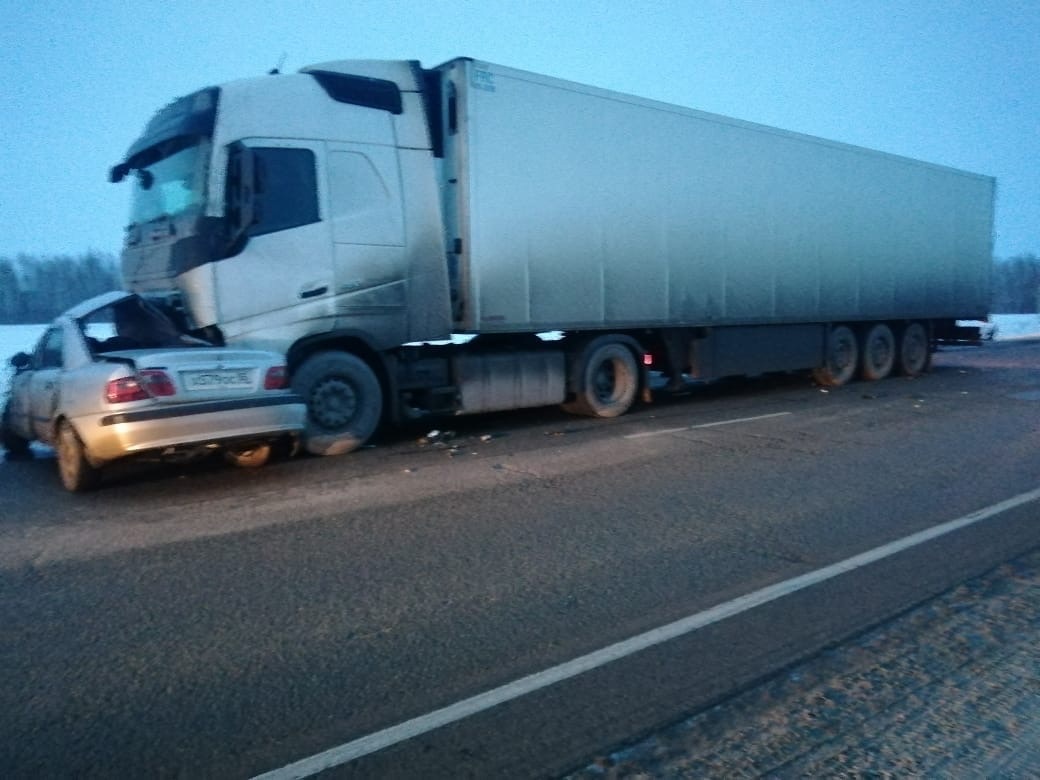 На трассе в Омской области грузовик Volvo смял легковой автомобиль |  22.02.2023 | Омск - БезФормата