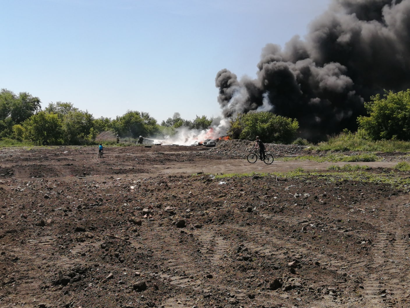 Омичи приняли горящие покрышки за пожар в многоэтажке — дома окутал густой черный  дым (Видео)