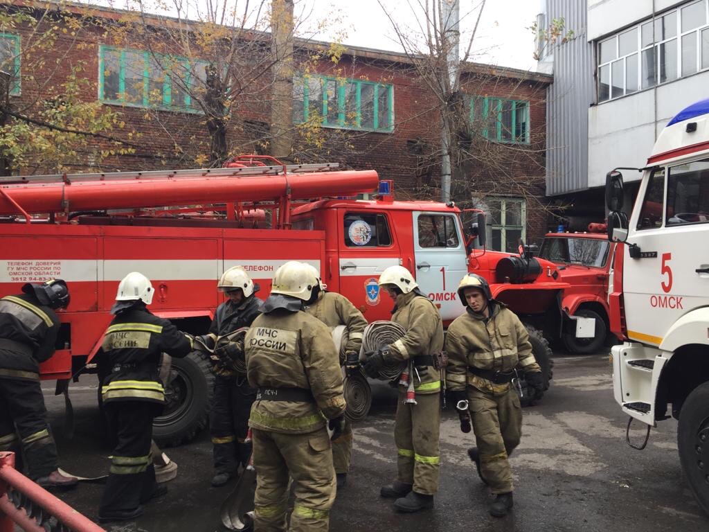 На омском шинном заводе вспыхнул крупный пожар | 19.10.2019 | Омск -  БезФормата