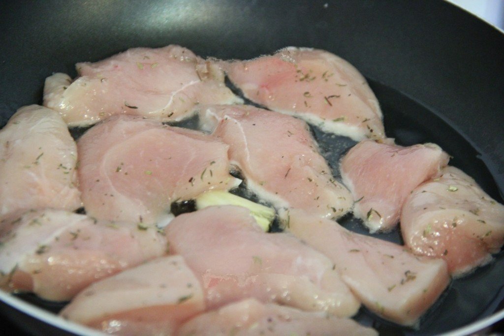 Куриная грудка с черносливом на сковороде с фото пошагово