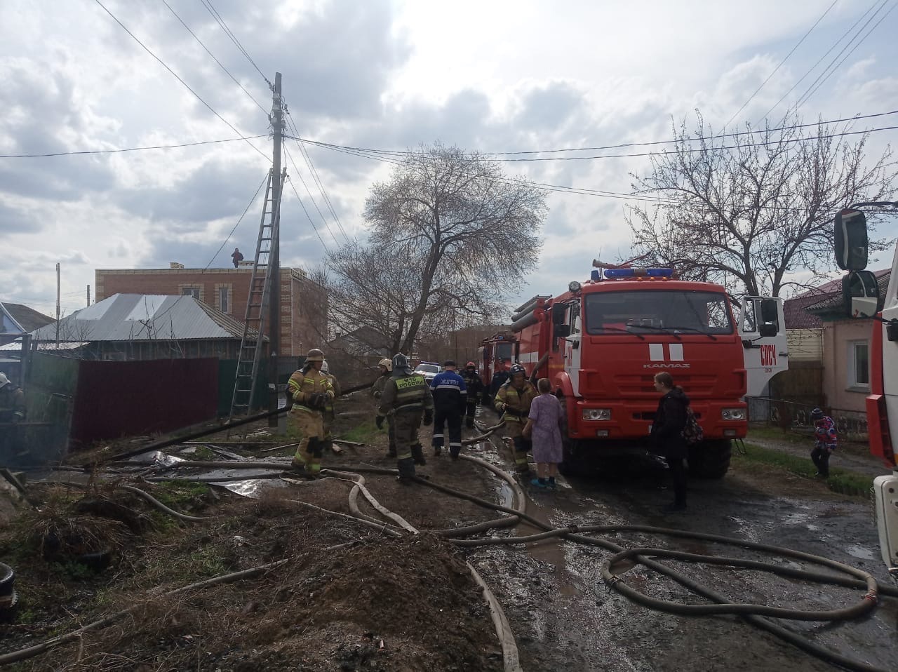 В Омске горят сразу два частных дома | 29.04.2021 | Омск - БезФормата