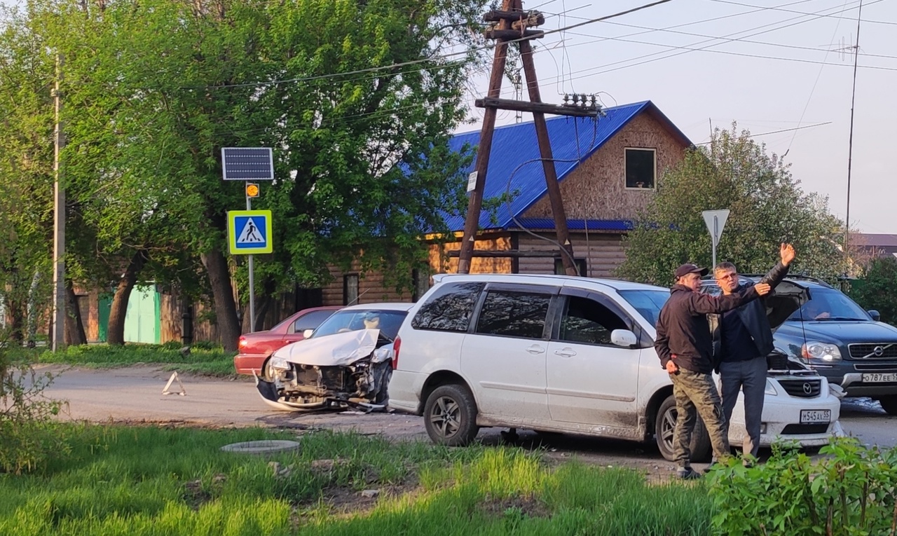 На Чередовых в Омске столкнулись две «Мазды», одна из них снесла дерево