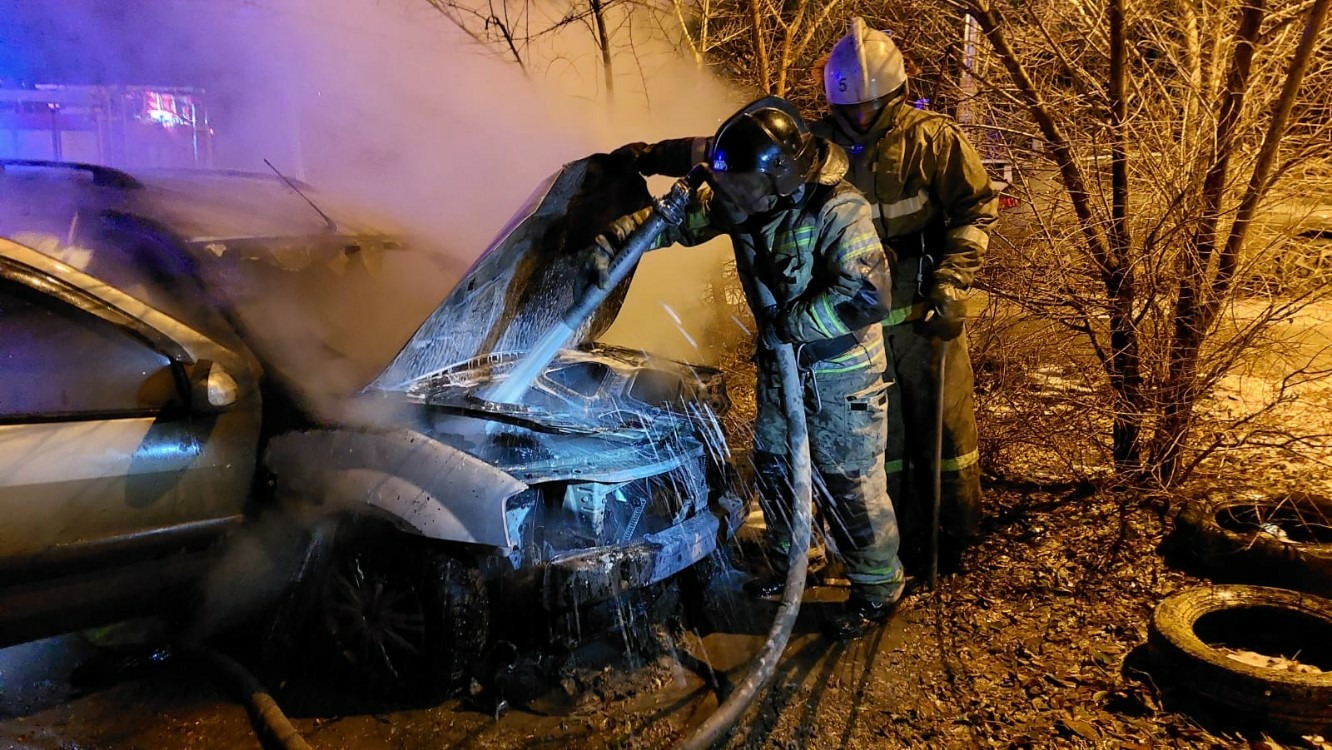 В Омске ночью сгорели еще несколько машин — часть из них были с символом Z  (Фото)