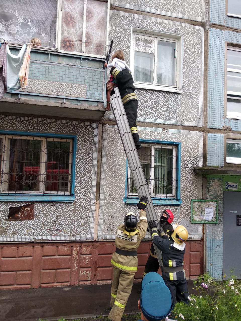 В Омске 6-летняя девочка перелезла через балкон и оказалась на карнизе  второго этажа