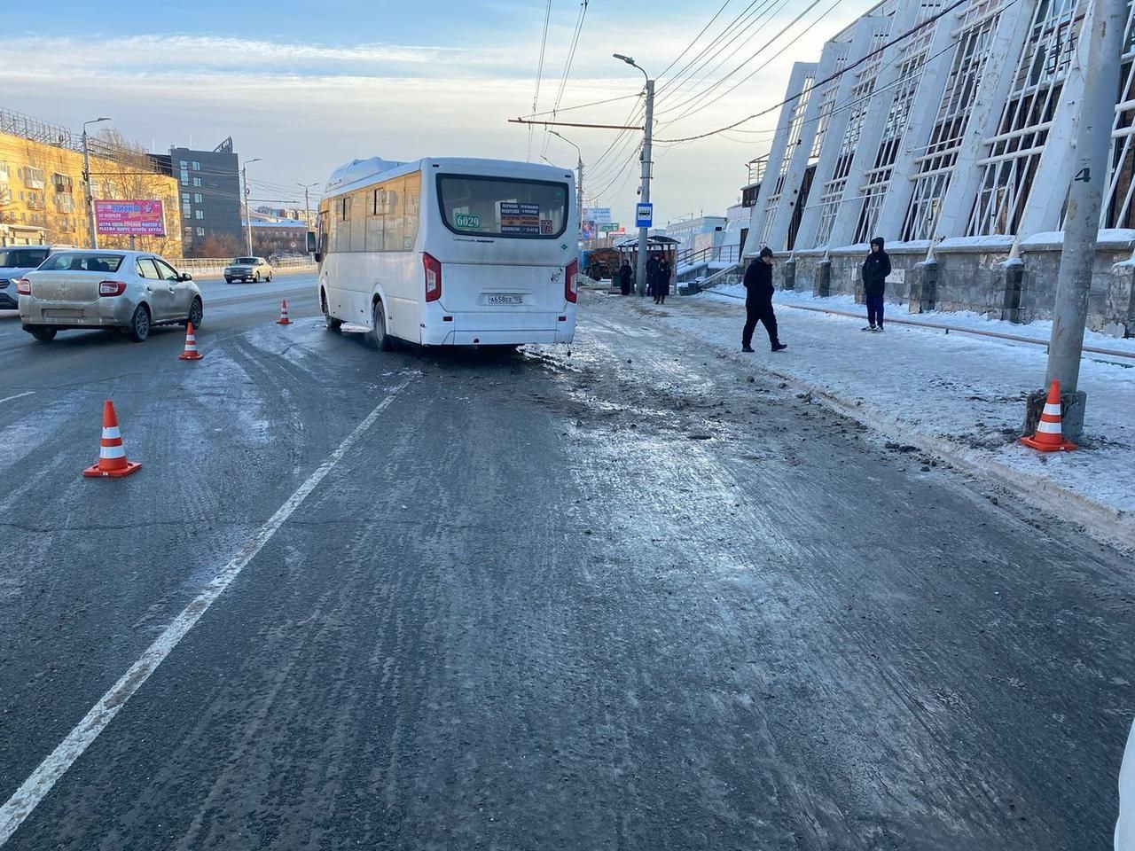 В центре Омска полный пассажиров автобус врезался в столб — есть  пострадавшие