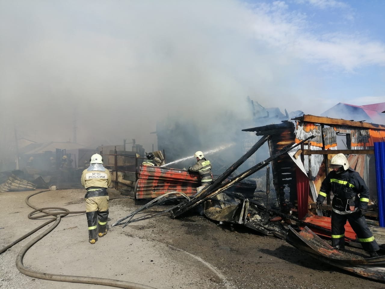 В Туле загорелось бывшее общежитие на улице Скуратовской: видео