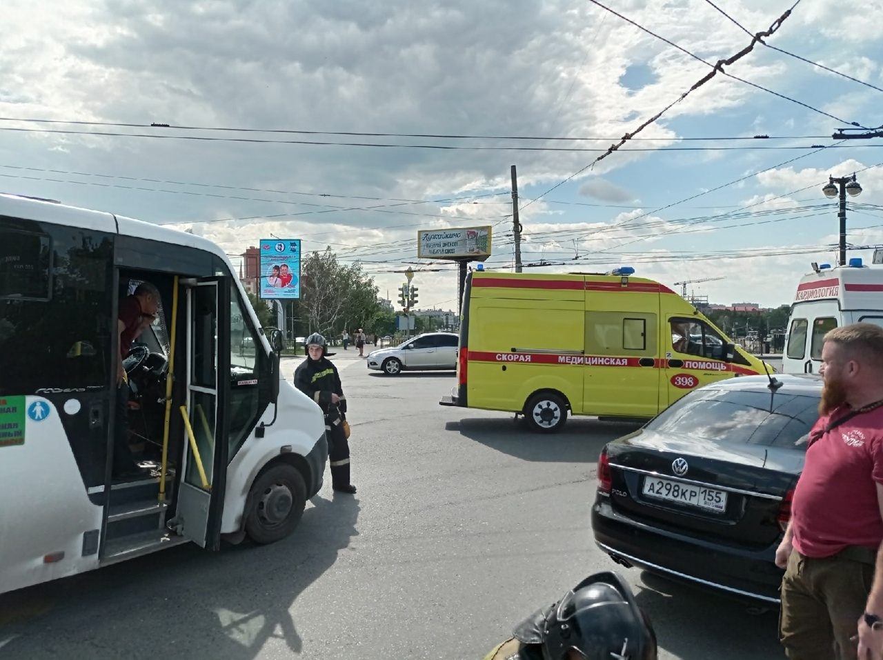 У омского музтеатра водитель маршрутки сбил трех подростков на пешеходном  переходе