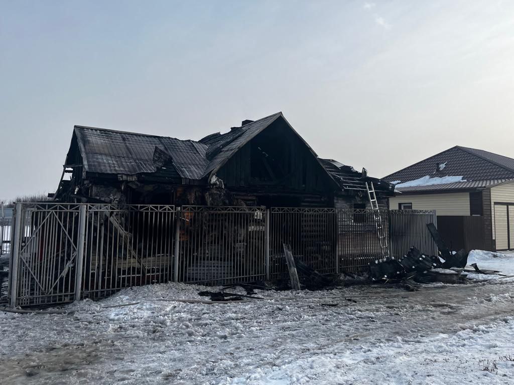 Двое детей и бабушка погибли при пожаре в Омске - в доме, возможно,  загорелась гирлянда на елке (фото, видео)