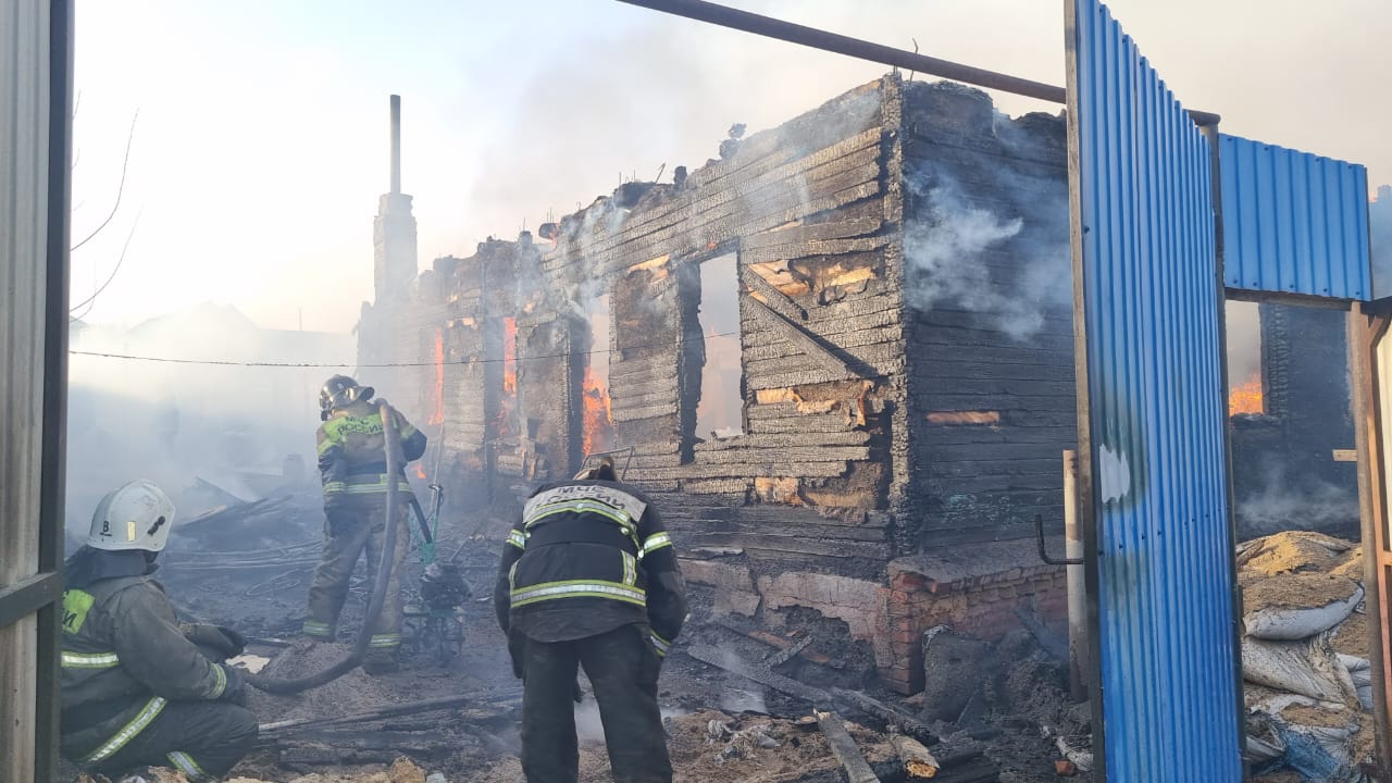 Пожар в омске. Пожары. Пожар в доме. Пожар в городе. Огромный пожар.