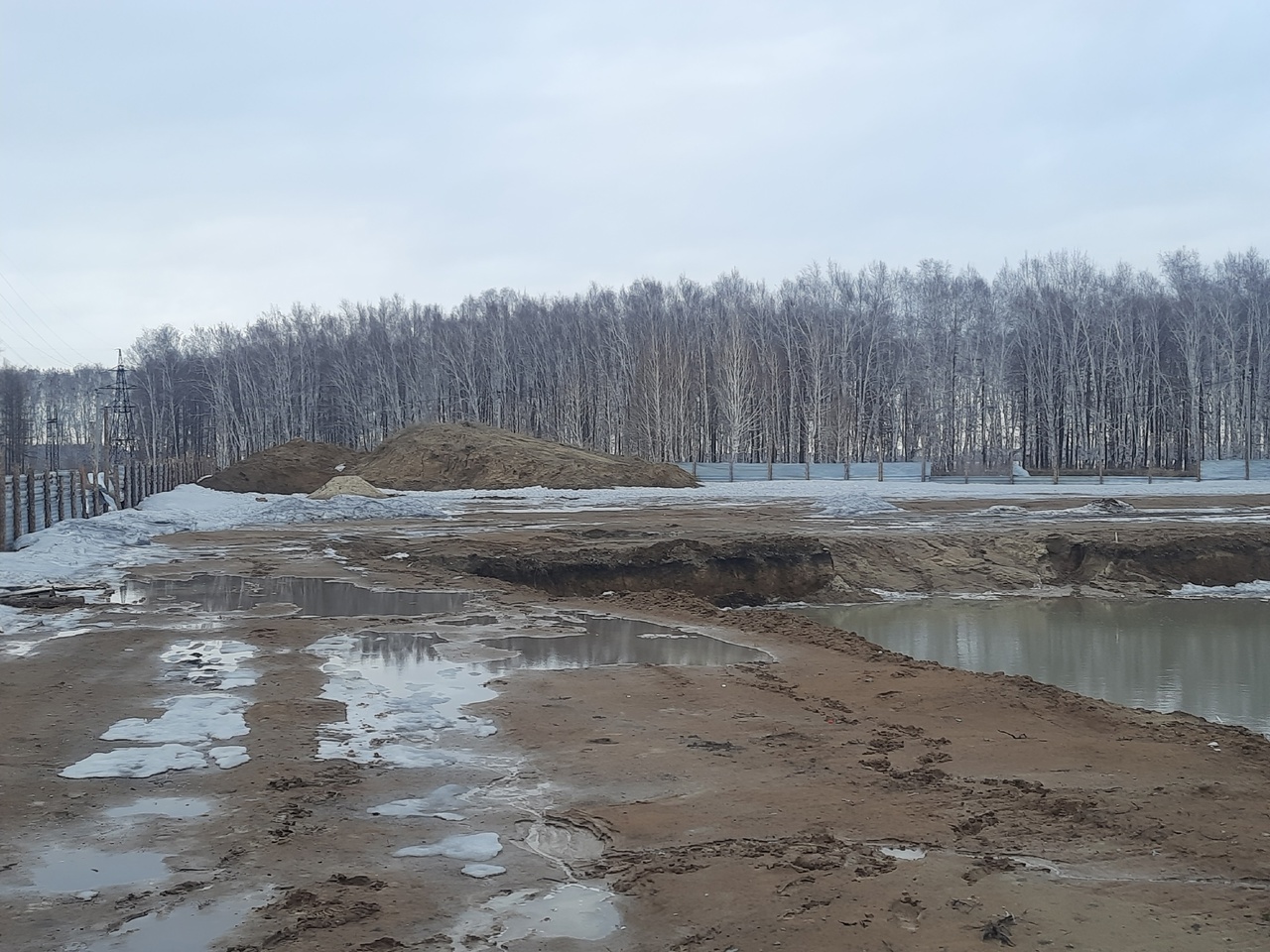 В Амурском поселке Омска котлованы, вырытые под строительство детсада,  наполнились водой - территория заброшенной стройки никем не охраняется |  04.04.2024 | Омск - БезФормата