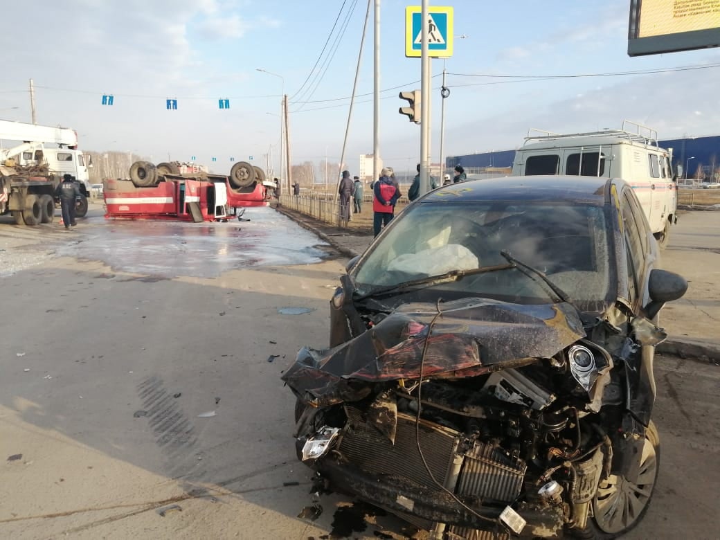 В Омске в ДТП перевернулась пожарная машина, которая ехала на вызов —  пострадали сотрудник МЧС и ребенок (Обновлено)