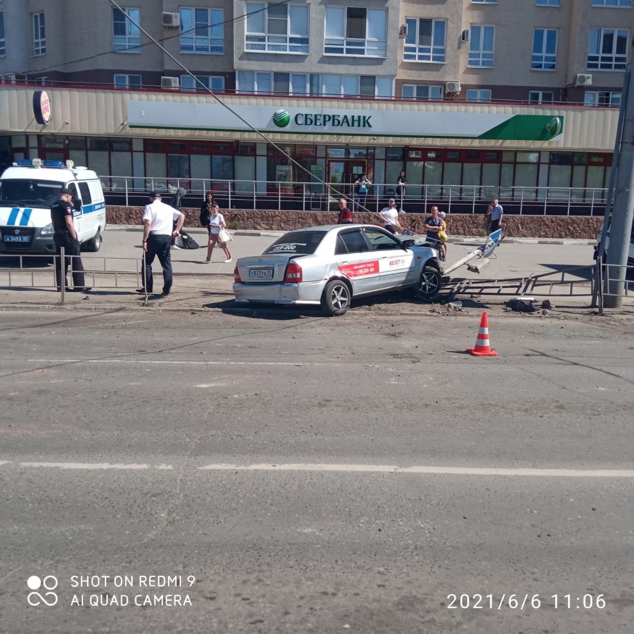 В Омске водитель такси врезался в машину, снес пешеходов на «островке  безопасности» и убежал