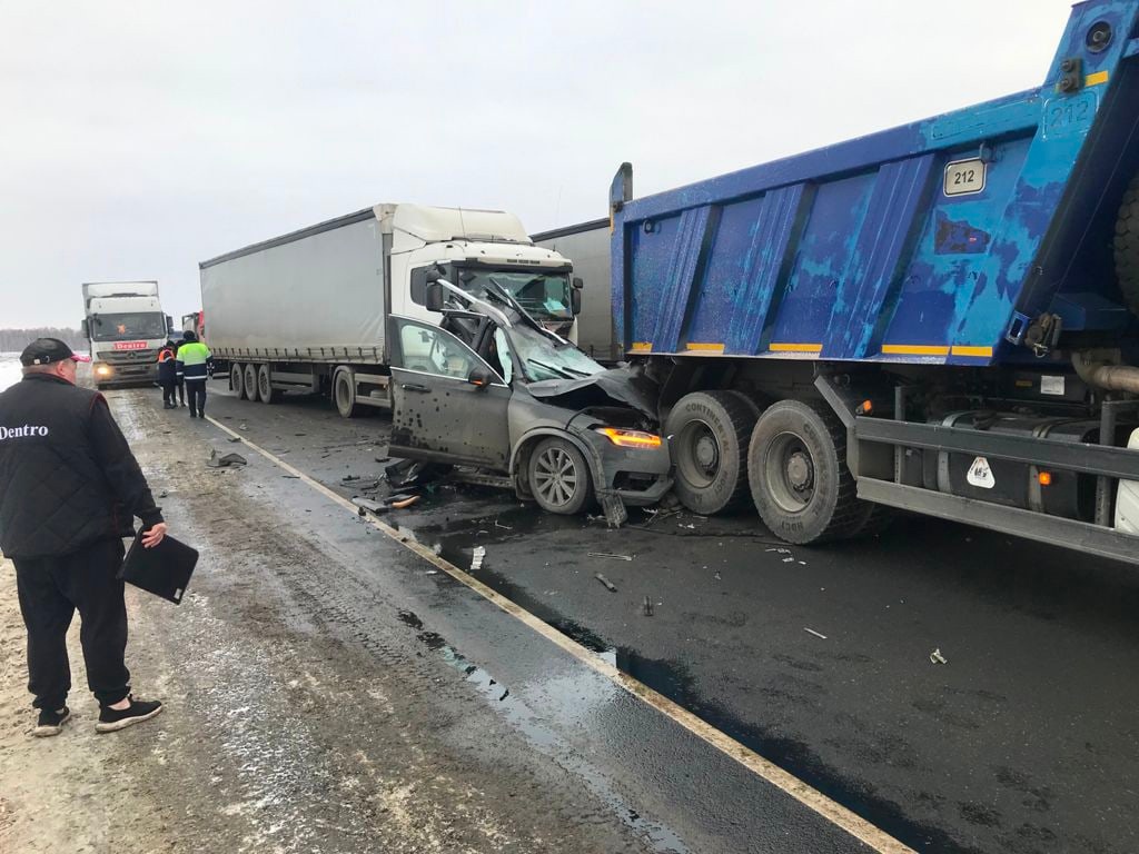 На «трассе смерти» в Омской области легковушку зажало между грузовиками |  04.12.2021 | Омск - БезФормата