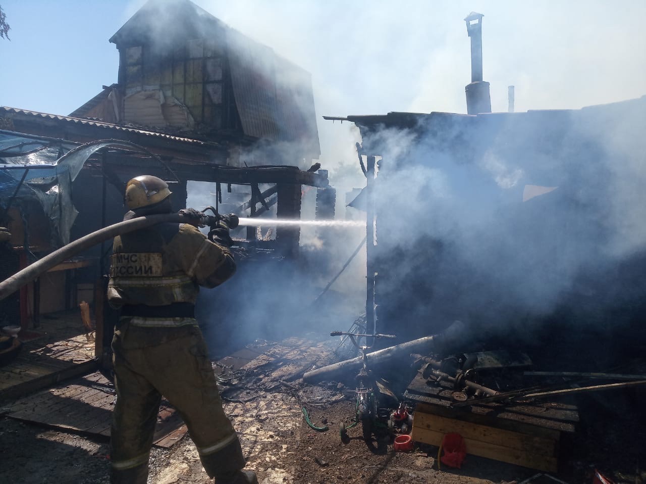 В Омске пожарные тушат два горящих дома | 07.06.2021 | Омск - БезФормата