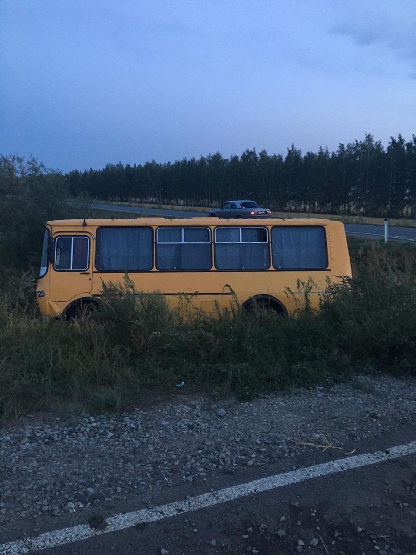 На омской трассе автобус врезался в грузовик — пострадали три пассажирки