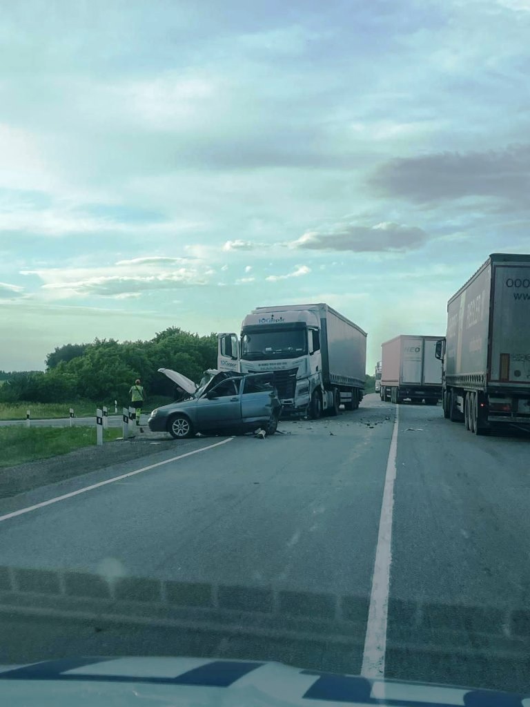 На трассе Тюмень-Омск большегрузы «размотали «Ладу Приору», которая  пыталась повернуть: водитель погиб