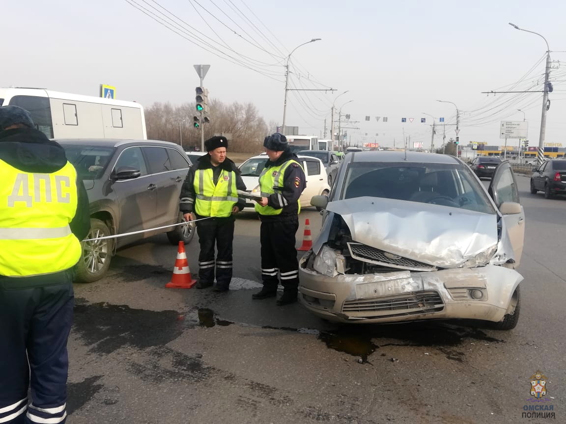 На Левобережье в Омске перевернулась машина скорой помощи: пятеро  пострадавших