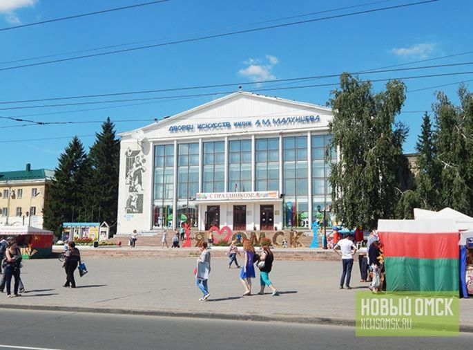 Дк омск. Дворец Малунцева Омск. ДК имени Малунцева Омск. Дворец культуры Малунцева Омск внутри. Остановка ДК Малунцева Омск.