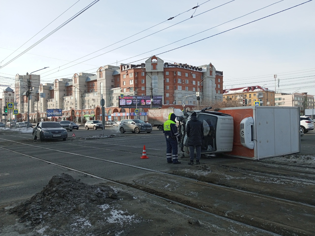 В центре Омска после ДТП перевернулся грузовой автомобиль | 04.03.2023 |  Омск - БезФормата