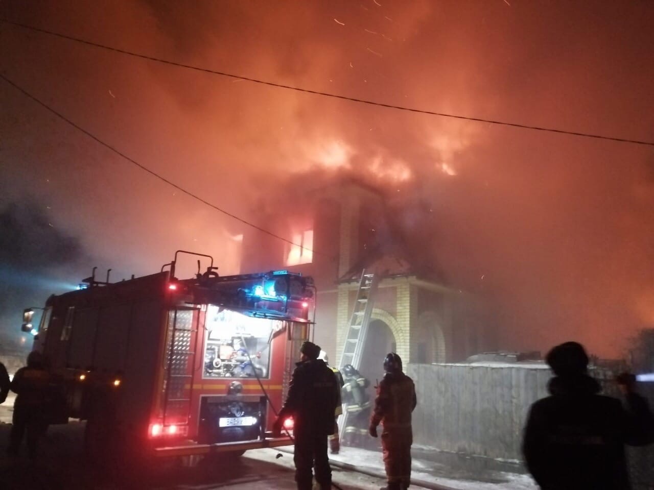 Омск 4 декабря. Пожар в Омске. Пожар в Омске вчера. Пожары в Омской области. Огромный пожар.