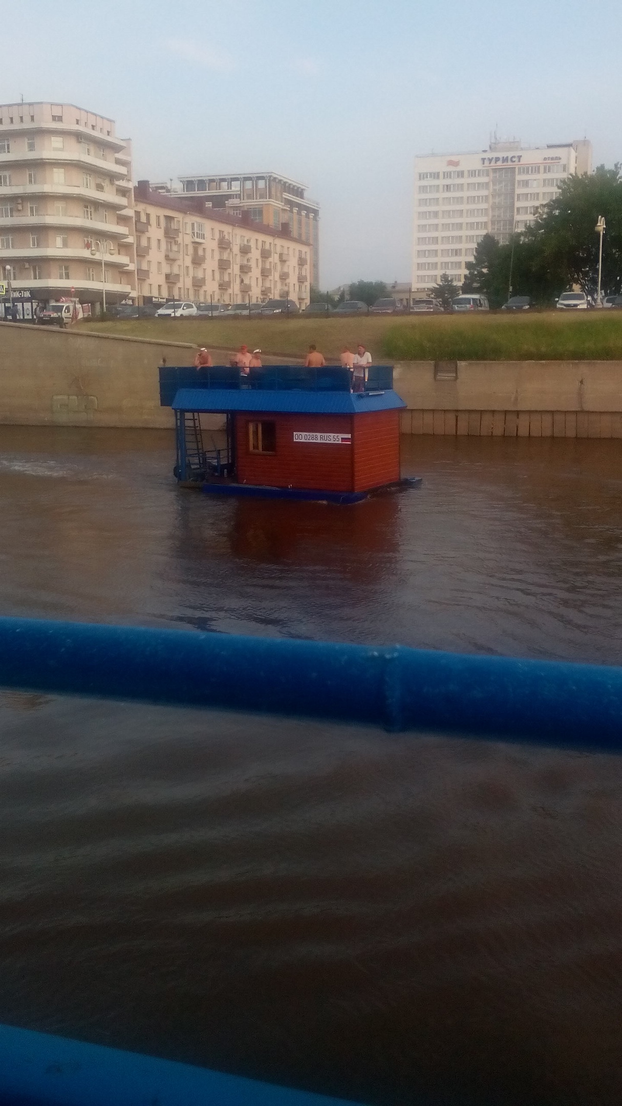 В Омске по Иртышу плавает дом (фото) | 20.07.2018 | Омск - БезФормата